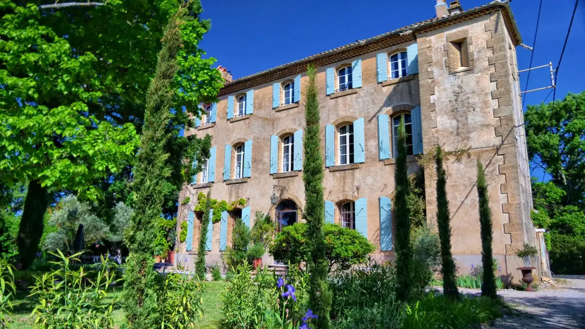 le magnifique bâtiment de la Bastide des grands chênes