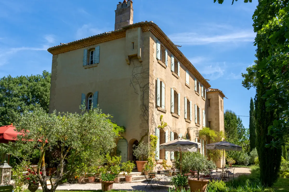le magnifique bâtiment de la Bastide des grands chênes