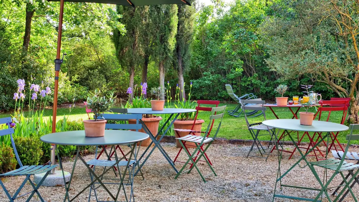 Tables et chaises du jardin de la Bastide des grands chênes