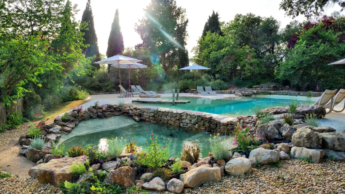 Détente dans la Piscine de la Bastide des grands chênes