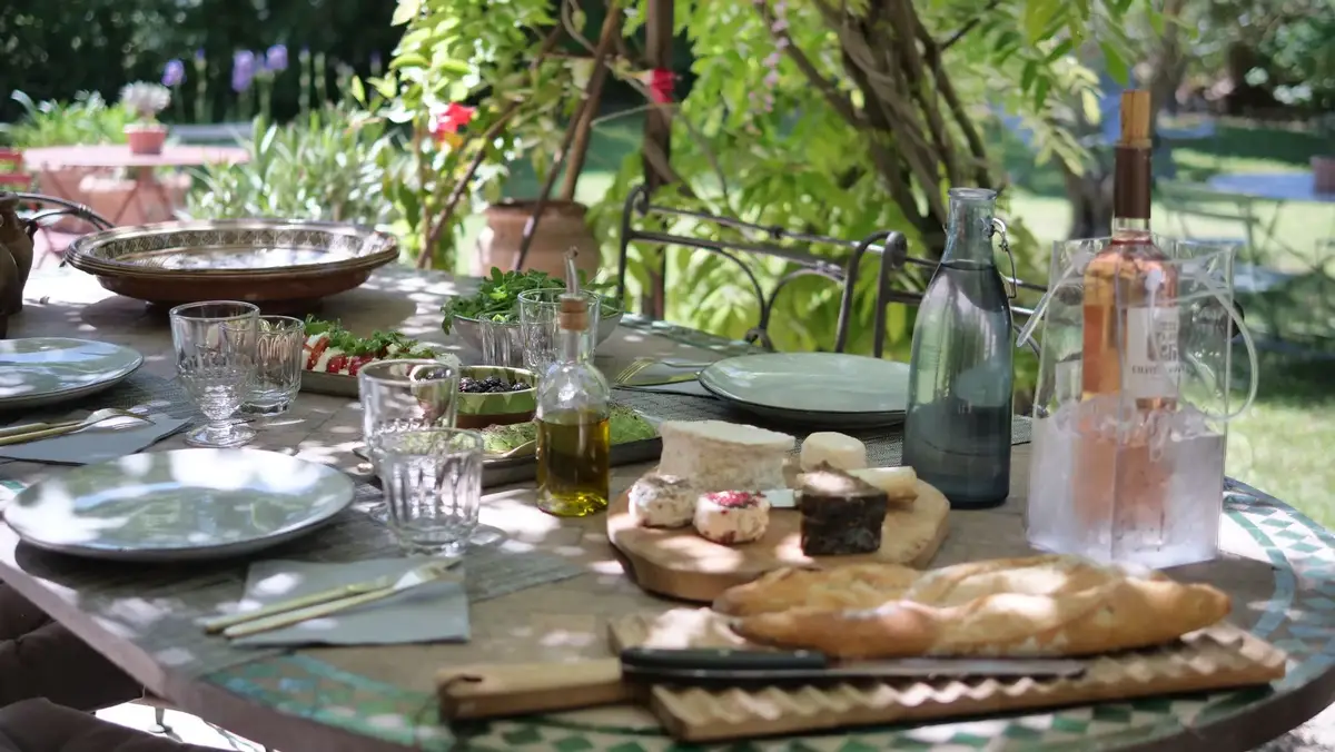 Table dressées pour le petit déjeuner